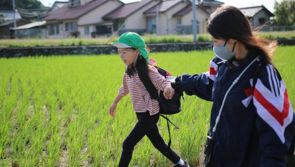 秋空のもと　遠足へ